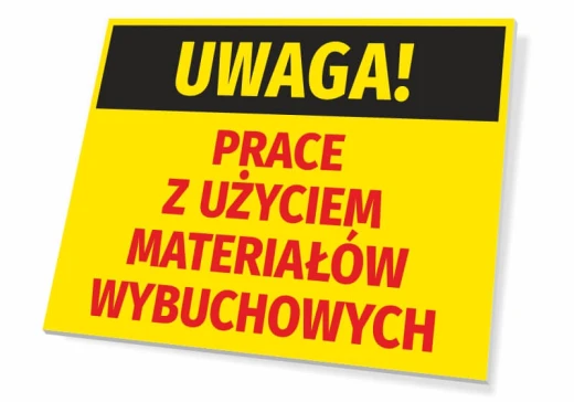 Żółta tabliczka ostrzegawcza BHP z napisem UWAGA! PRACE Z UŻYCIEM MATERIAŁÓW WYBUCHOWYCH na białym tle