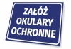 Tabliczka Załóż okulary ochronne - Wzór graficzny. Prostokątna tabliczka z niebieskim tłem i białym tekstem