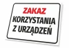 Tabliczka Zakaz korzystania z urządzeń - Wzór graficzny. Prosta tabliczka z dużymi literami w kolorze czerwonym i czarnym