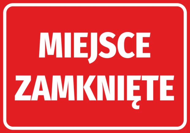 Prostokątna naklejka BHP w czerwonym kolorze z białym napisem MIEJSCE ZAMKNIĘTE na białym tle