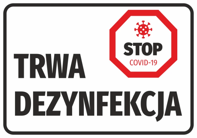 Naklejka BHP na białym tle z czarnym napisem Trwa dezynfekcja oraz czerwonym znakiem stop z symbolem wirusa