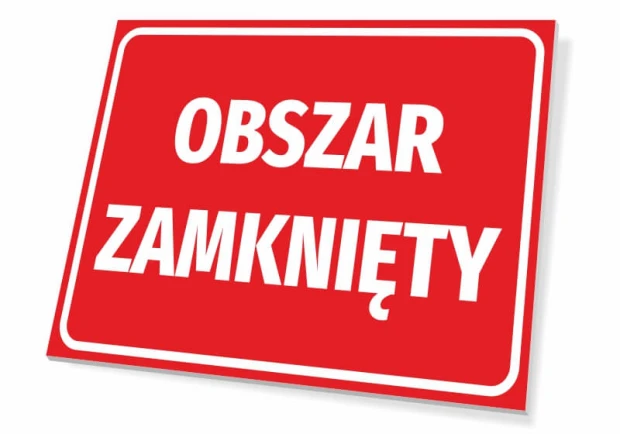Czerwona prostokątna tabliczka informacyjna BHP z białym napisem OBSZAR ZAMKNIĘTY na białym tle