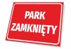 Tabliczka Park zamknięty - Wzór graficzny. Czerwone tło z białym napisem PARK ZAMKNIĘTY w dużych literach