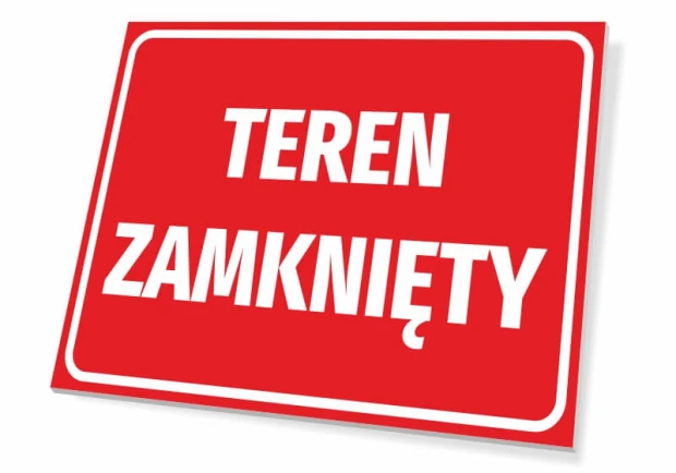 Czerwona prostokątna tabliczka informacyjna z białym napisem Teren zamknięty na białym tle
