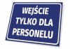 Tabliczka Wejście tylko dla personelu - Wzór graficzny. Prostokątna tabliczka z niebieskim tłem i białym tekstem