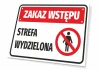 Tabliczka Zakaz wstępu Strefa wydzielona - Wzór graficzny. Prostokątna tabliczka z czerwonym tłem i białym napisem. Symbol
