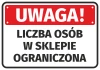 Tabliczka Uwaga Liczba osób w sklepie ograniczona - Wzór graficzny. Czerwone tło z białym napisem, prostokątny kształt