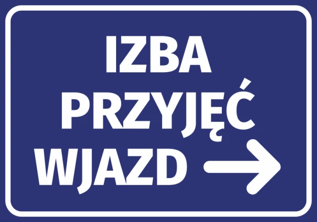 Niebieska naklejka informacyjna z białym napisem Izba przyjęć wjazd i strzałką w prawo, na białym tle