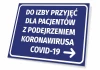 Tabliczka Do izby przyjęć dla pacjentów z podejrzeniem koronawirusa COVID-19 T470 - Wzór graficzny. Niebieskie tło z białym