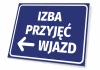 Tabliczka Izba przyjęć wjazd T465 - Wzór graficzny. Niebieskie tło z białym napisem i strzałką w lewo