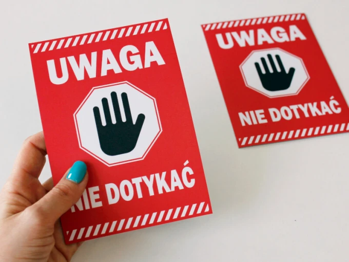 Naklejka Uwaga, nie dotykać - Wzór graficzny. Czerwone tło z białym napisem i symbolem dłoni