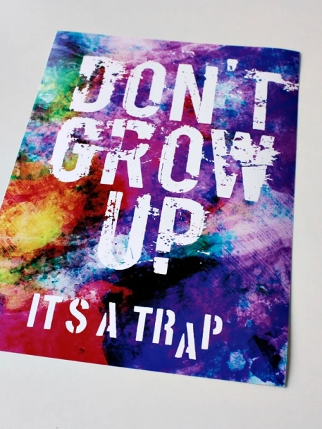 Plakat Dont grow up 153 - Wzór graficzny. Kolorowe plamy w odcieniach fioletu, różu i żółtego z białym napisem