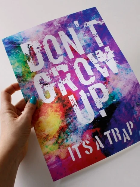 Plakat Dont grow up 153 - Wzór graficzny. Kolorowe plamy w odcieniach fioletu, niebieskiego i żółtego z białym napisem