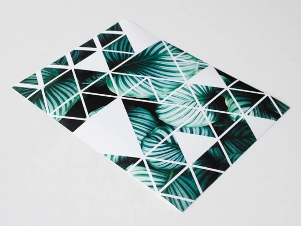 Plakat geometria 181 - Wzór graficzny. Przeważają zielone liście w geometrycznych kształtach i białe trójkąty