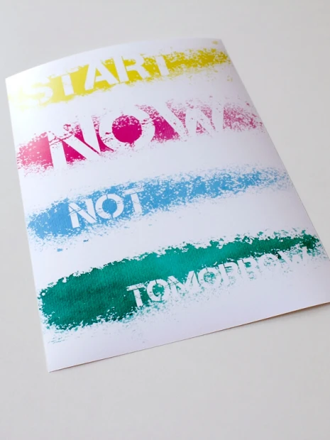 Plakat Start now not tomorrow 147 - Wzór graficzny. Tekst w kolorach żółtym, różowym, niebieskim i zielonym na białym tle