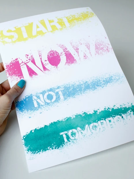 Plakat Start now not tomorrow 147 - Wzór graficzny. Duże napisy w kolorach żółtym, różowym i niebieskim na białym tle