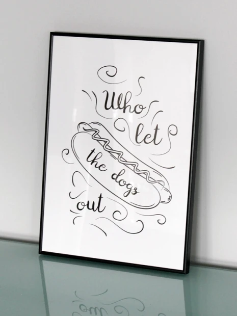 Plakat Who let the dogs out 247 - Wzór graficzny. Grafika przedstawia napis w stylu ręcznym z hot dogiem