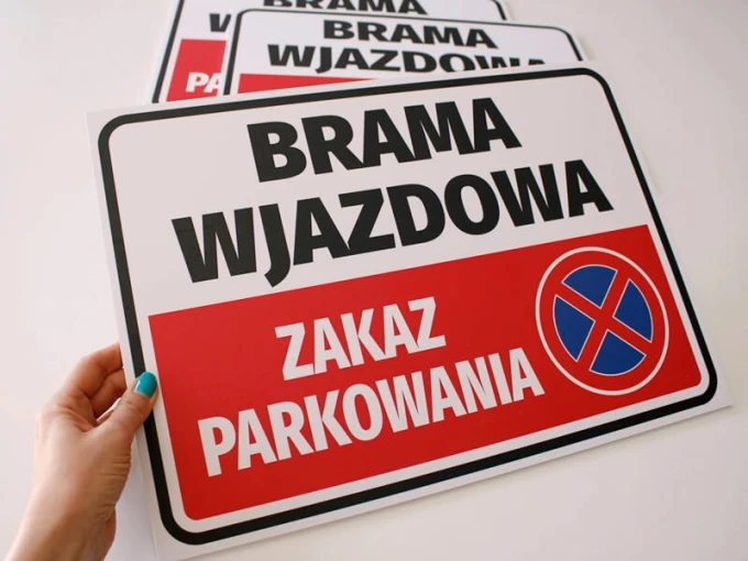 Tabliczka Brama wjazdowa, zakaz parkowania - Wzór graficzny. Prostokątna tabliczka z dużym napisem i piktogramem zakazu