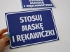 Tabliczka Stosuj maskę i rękawiczki - Wzór graficzny. Prostokątna tabliczka z białym tekstem na niebieskim tle