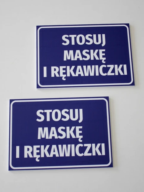 Tabliczka Stosuj maskę i rękawiczki - Wzór graficzny. Prostokątna tabliczka z białym tekstem na niebieskim tle