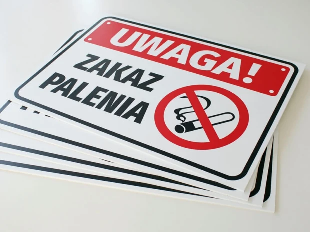 Tabliczka Uwaga zakaz palenia - Wzór graficzny. Czerwony napis na białym tle z symbolem przekreślonego papierosa