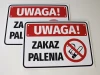 Tabliczka Uwaga zakaz palenia - Wzór graficzny. Prostokątna tabliczka z czerwonym tłem, białym napisem i symbolem