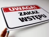 Tabliczka Uwaga, zakaz wstępu - Wzór graficzny. Prostokątna tabliczka z czerwonym tłem i dużymi czarnymi literami