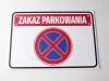 Tabliczka Zakaz parkowania T039 - Wzór graficzny. Prostokątna tabliczka z czerwonym napisem na białym tle oraz niebieskim