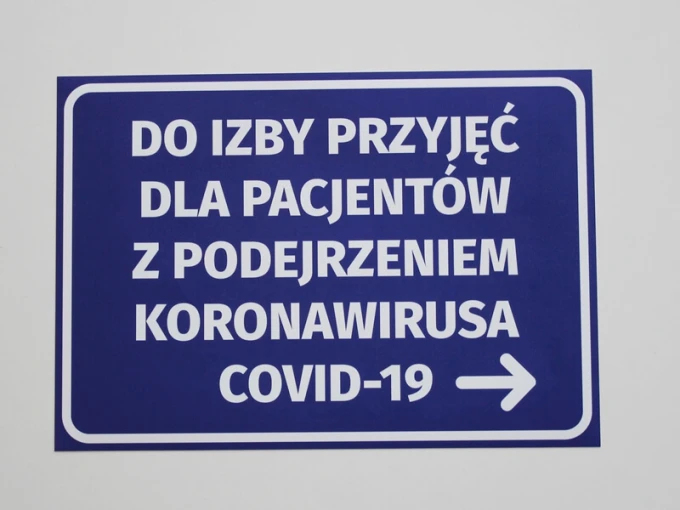 Naklejka Do izby przyjęć dla pacjentów z podejrzeniem koronawirusa COVID-19 N470 - Wzór graficzny. Niebieskie tło z białym