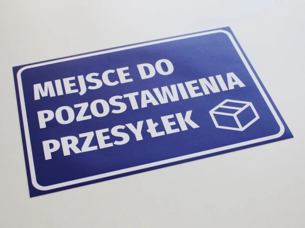 Naklejka Miejsce do pozostawienia przesyłek - Wzór graficzny. Niebieskie tło z białym tekstem i ikoną pudełka