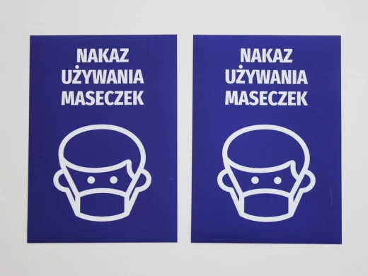 Dwie niebieskie naklejki BHP do biur z białym piktogramem i napisem Nakaz używania maseczek, obok siebie