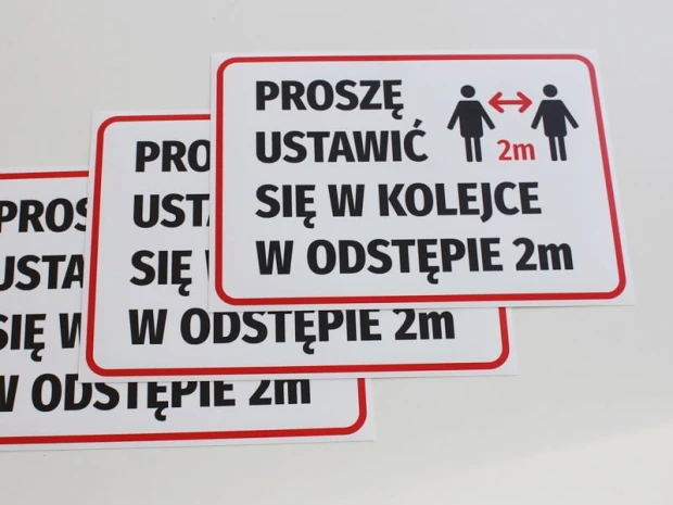 Naklejka BHP do sklepu z nakazem odstępu 2m, czerwoną ramką i piktogramem ludzi, w zestawie trzech sztuk