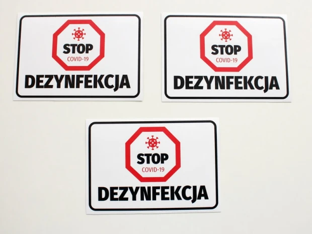 Trzy samoprzylepne naklejki BHP z czerwonym znakiem stop i napisem dezynfekcja na drzwi, ściany lub szafki