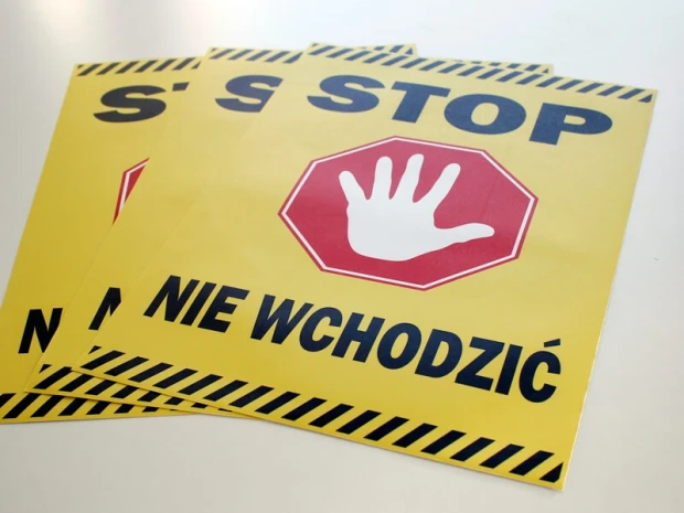 Zestaw żółtych naklejek BHP z piktogramem dłoni i napisem STOP NIE WCHODZIĆ, pokazany jako fizyczny towar