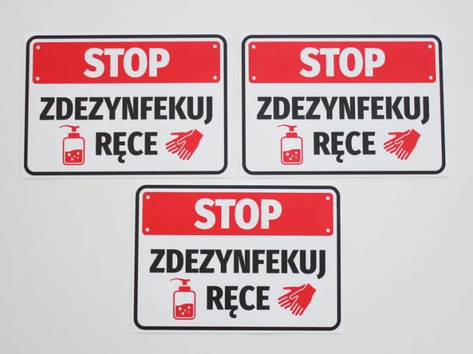 Naklejka Stop Zdezynfekuj ręce - Wzór graficzny. Czerwony napis STOP na białym tle, obok symbol dłoni i butelki z płynem