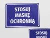 Naklejka Stosuj maskę ochronną - Wzór graficzny. Prosta grafika z białym tekstem na niebieskim tle