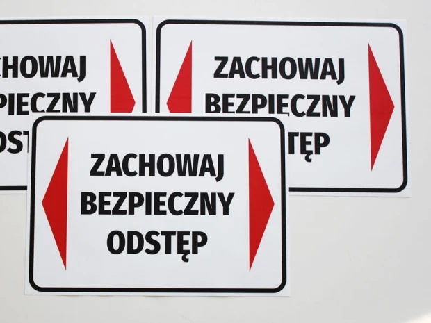 Naklejka Zachowaj bezpieczny odstęp - Wzór graficzny. Prosty prostokąt z czerwonymi strzałkami i dużym tekstem
