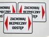 Naklejka Zachowaj bezpieczny odstęp - Wzór graficzny. Prosty prostokąt z czerwonymi strzałkami i dużym tekstem