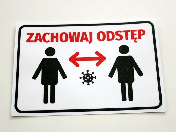 Naklejka Zachowaj odstęp N413 - Wzór graficzny. Dwie postacie z ikonami, strzałki i symbol wirusa