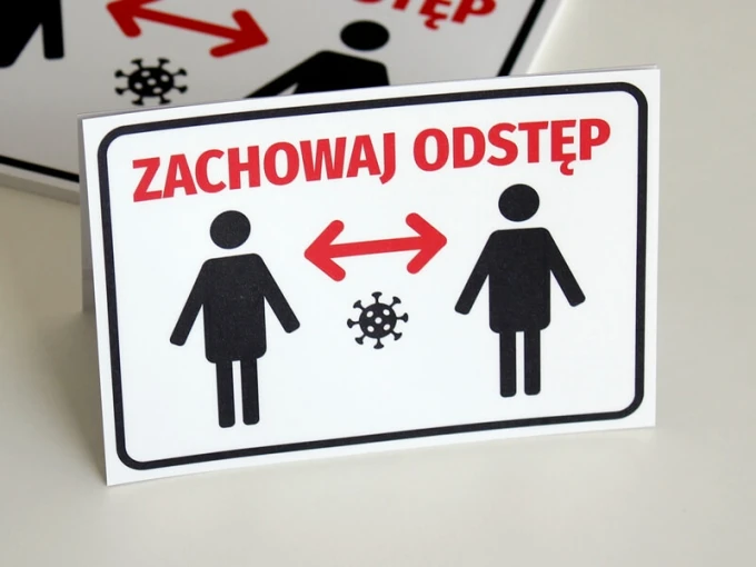 Naklejka Zachowaj odstęp N413 - Wzór graficzny. Dwie postacie ludzkie z ikoną wirusa między nimi oraz strzałkami