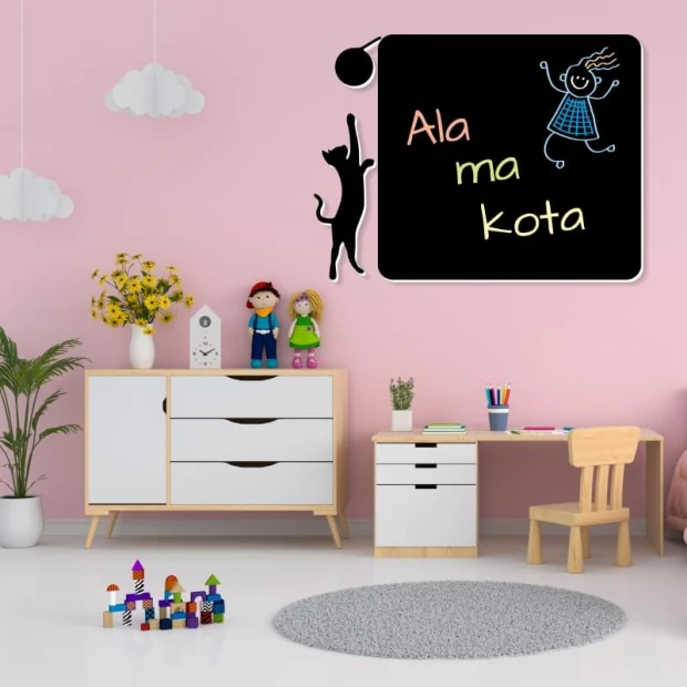 Tablica magnetyczna dla dzieci kredowy kot 065 - Aranżacja w pokoju dziecięcym. Ściany w kolorze różowym, meble białe