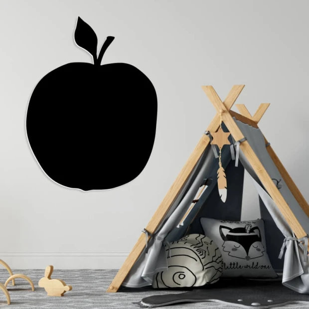 Tablica magnetyczna kredowa jabłko 026 - Aranżacja w pokoju dziecięcym. Ściany w jasnym kolorze, obok namiot z materiału