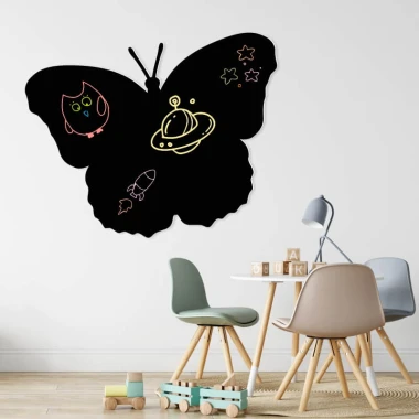 Tablica magnetyczna kredowa motyl 003 - Aranżacja w pokoju dziecięcym. Ściany w jasnych kolorach, nowoczesne meble