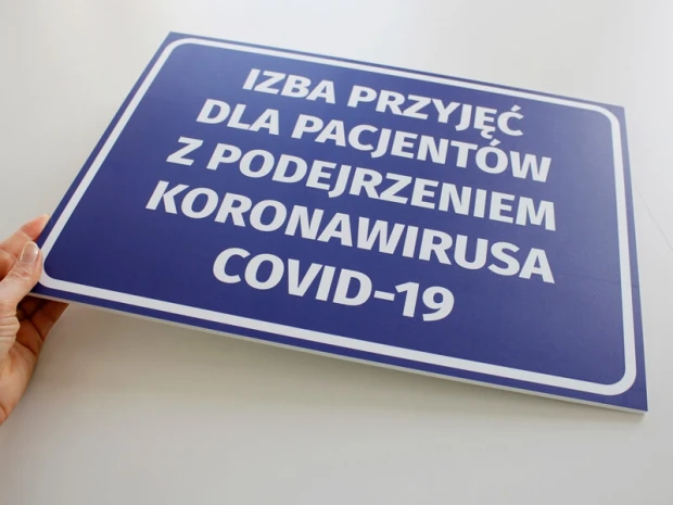 Tabliczka Izba przyjęć dla pacjentów z podejrzeniem koronawirusa COVID-19 - Wzór graficzny. Prosta forma, duży tekst