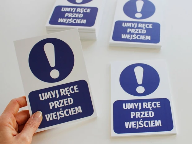 Tabliczka „Umyj ręce przed wejściem” w nowoczesnym stylu, idealna do przytulnego biura lub domowego 