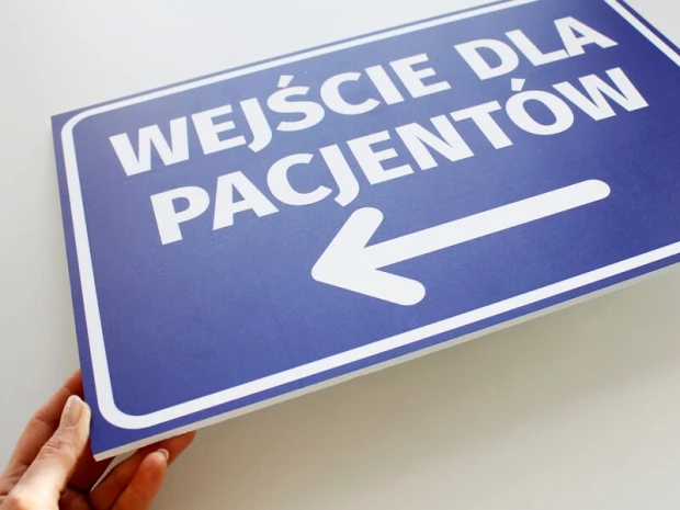 Tabliczka Wejście dla pacjentów T420 - Wzór graficzny. Prostokątna tabliczka z niebieskim tłem i białym napisem