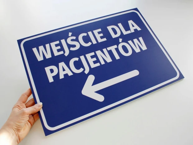 Tabliczka Wejście dla pacjentów T420 - Wzór graficzny. Prosta, prostokątna tabliczka z niebieskim tłem i białym napisem