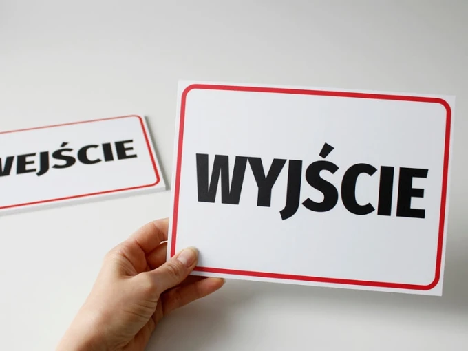Tabliczka wyjście T047 - Wzór graficzny. Biała tabliczka z czerwonym obramowaniem i dużym czarnym napisem WYJŚCIE