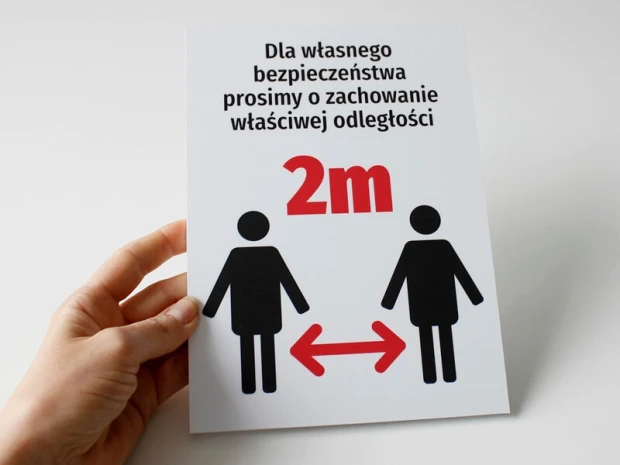 Tabliczka T478 Zachowaj odstęp 2m - Wzór graficzny. Dwa ludzkie sylwetki z odległością 2m między nimi. Tekst w czerni