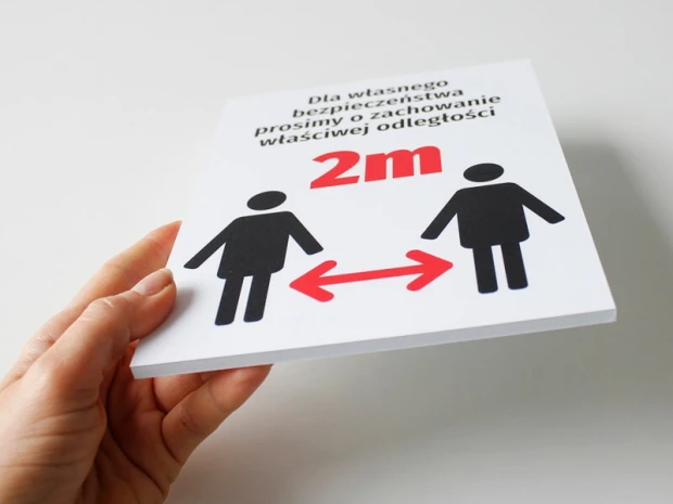 Tabliczka T478 Zachowaj odstęp 2m - Wzór graficzny. Na białym tle znajdują się dwa symbole ludzi oraz napis 2m w czerwonym